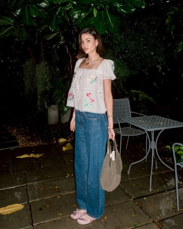 Khun @polliploy in Botanica Embroidered Puff Sleeves Top and High-waist Jeans with Chain.  #KlosetPF25 #withoutfear