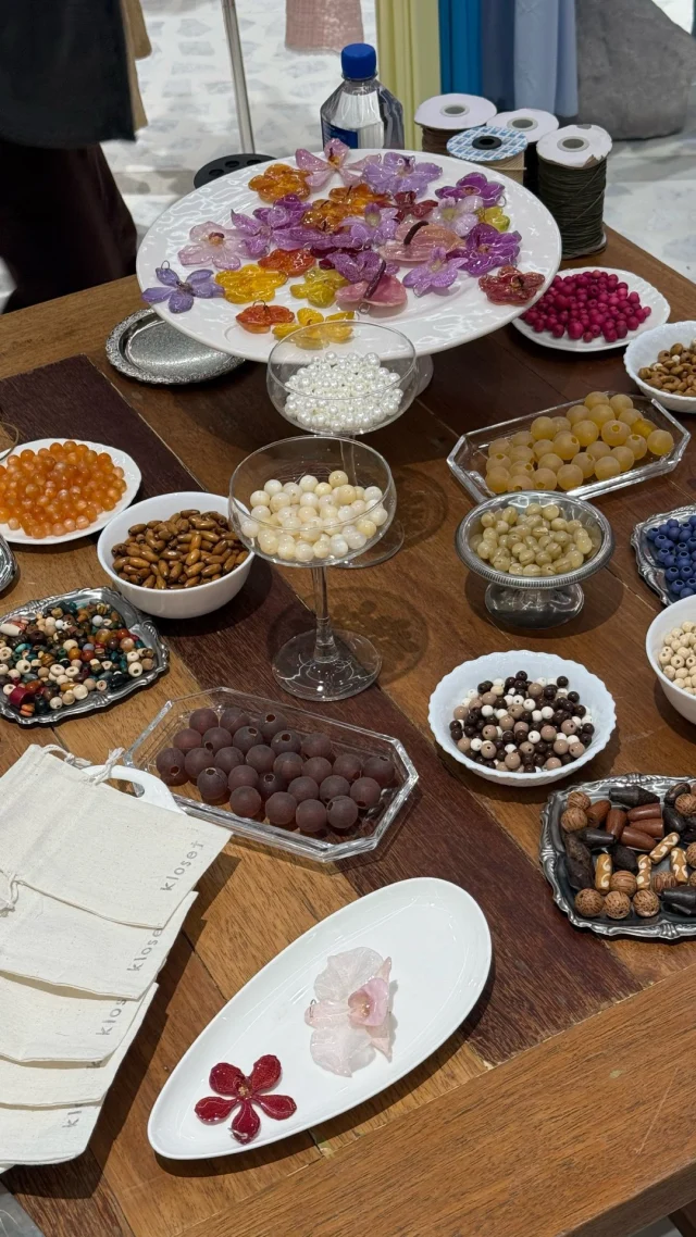 A lovely moment from Kloset x @roshamboroom Flower Resin Workshop in celebration of Central’s 78th anniversary.  #klosetPF25 
#CentralAnniversary2025 #Central78thAnniversary #CentralDepartmentStore #CentralChidlom