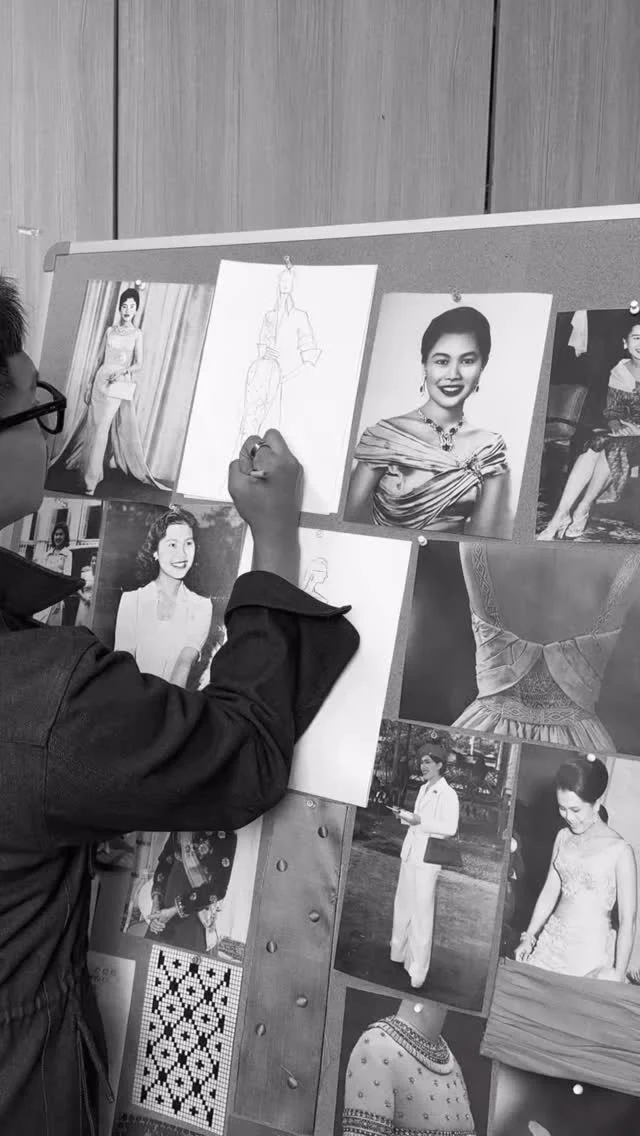 Kloset is honored to take part in the Silk Festival 2025, a celebration dedicated to Her Majesty Queen Sirikit, the Queen Mother.  Our creation reinterprets Thai silk through a contemporary Kloset lens, inspired and adapted from one of Her Majesty’s iconic ceremonial ensembles—presenting a renewed expression of elegance for this special showcase.
@kamkloset 
@f_aps  #silkfestival2025 
#sustainablefashion 
#thaidesignerfashionshowcase 
#ผ้าไทยใส่ให้สนุก 
#กรมพัฒนาชุมชน 
#กระทรวงมหาดไทย