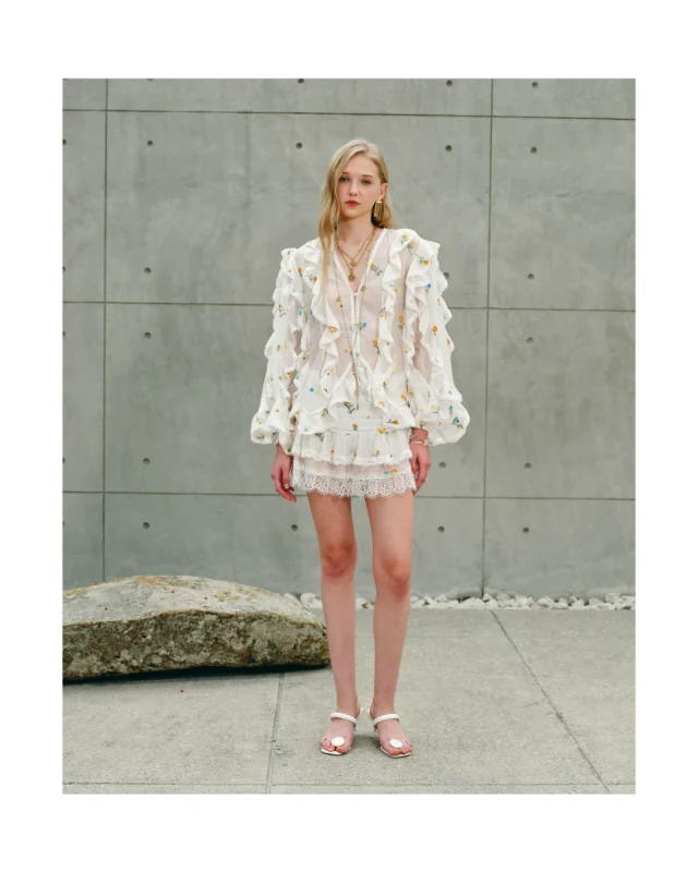 Floating through the day in ruffles, lace, and a little bit of sunshine.  #KlosetRS26
#KlosetKissifLife