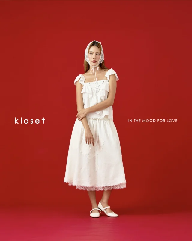 In my soft romance era 🤍
Clean lines, airy layers, and just enough sweetness for Valentine’s.  #klosetinthemoodforlove 
#valentines2026 
#valentineOOTD