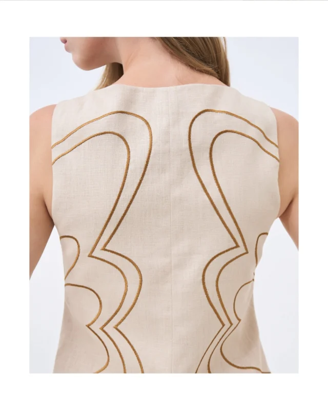 A glimpse of butterfly wings — softly embroidered onto natural linen.
A signature symbol of transformation, freedom, and quiet confidence. 
#KlosetRS26
#KlosetKissofLife