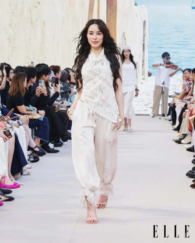 Stepping into the spotlight at ELLE FASHION FEVER.
Where Summer begins in motion.  #KlosetSS26
#KlosetLettingGo
#ELLEFashionFever
#EFFatICONSIAM