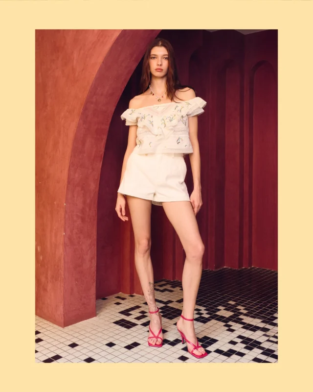 A little escape into soft light and sun-kissed skin.  #KlosetSS26
#KlosetLettingGo