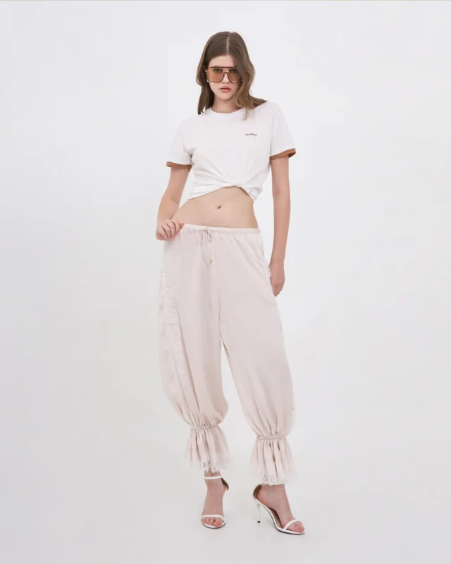 A basic T-shirt, elevated through hidden details —
softly layered sleeves, a clean palette, and an effortless balance of simplicity and femininity.  #KlosetSS26
#KlosetLettingGo