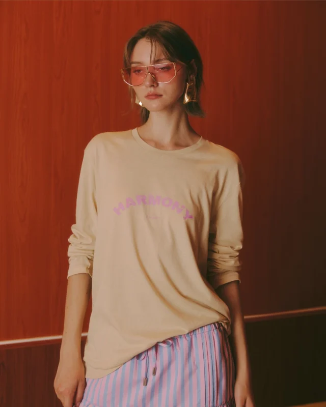 “Harmony” a quiet rhythm between softness and team spirit.
An oversized long sleeve tee inspired by vintage cheer uniforms, reimagined for everyday wear.  #KlosetLS26
#KlosetAtYourBest