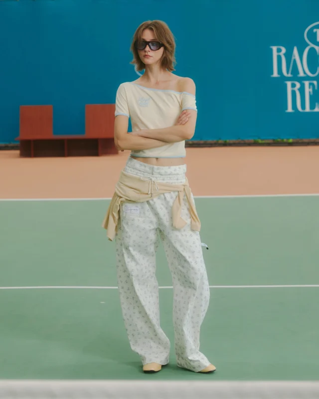 Quiet confidence, courtside attitude.
Varsity one-shoulder top, made for the girls who turn every match into their own runway.  #KlosetLS26
#KlosetAtYourBest