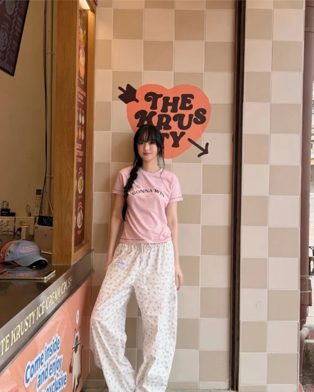 Pretty in pink, powered by confidence.
@thanaerngnin wearing Kloset Win Spirit Tee with Varsity Floral Pants.  #KlosetLS26
#KlosetAtYourBest