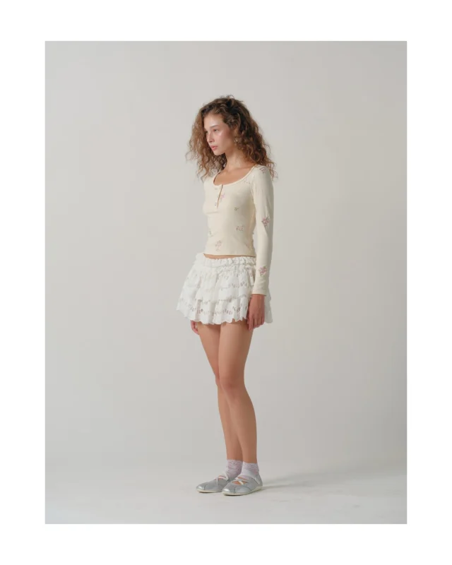 Every detail tells a story.
Floral embroidery meets a tiered eyelet skirt, creating a silhouette that feels as effortless as it looks.  #KlosetPF26 #KlosetICantStop